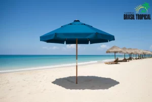 Ombrelone azul reforçado com 8 varetas na praia, oferecendo sombra e proteção solar