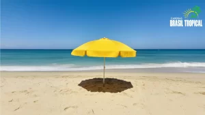 Imagem de um guarda-sol amarelo no meio da praia