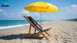 kit de praia em um dia ensolarado, apresentando uma espreguiçadeira de madeira com lona azul marinho posicionada ao lado de um guarda-sol amarelo vibrante